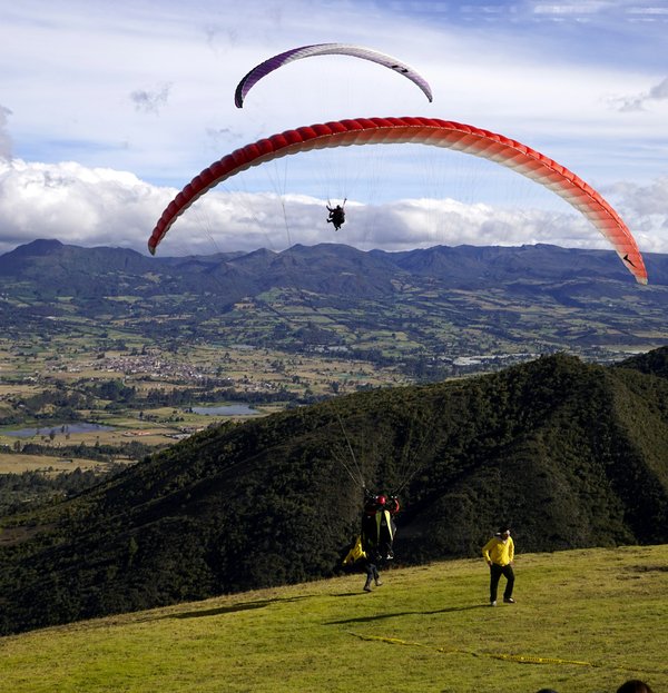 Comment organiser un camping pour pratiquer le parapente en montagne?